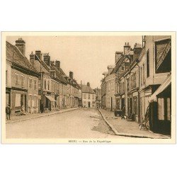 carte postale ancienne 28 BROU. Rue de la République. Epicerie