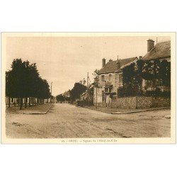 carte postale ancienne 28 BROU. Square de l'Hôtel de Ville