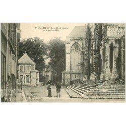 carte postale ancienne 28 CHARTRES. Grille de l'Evêché Portail 1916. Ouvriers assis sur les marches