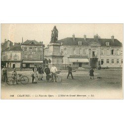 carte postale ancienne 28 CHARTRES. Hôtel du Grand Monarque Place des Epars. Léger blanc...