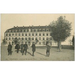 carte postale ancienne 28 CHARTRES. La Cour du Quartier Neigre. Militaires et Caserne