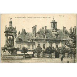 carte postale ancienne 28 CHATEAUDUN. Fontaine et Hôtel de Ville 1919