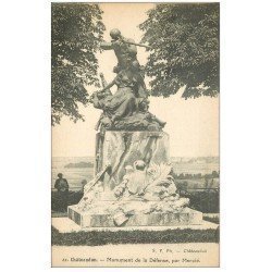 carte postale ancienne 28 CHATEAUDUN. Monument de la Défense. Lecteur de journal derrière