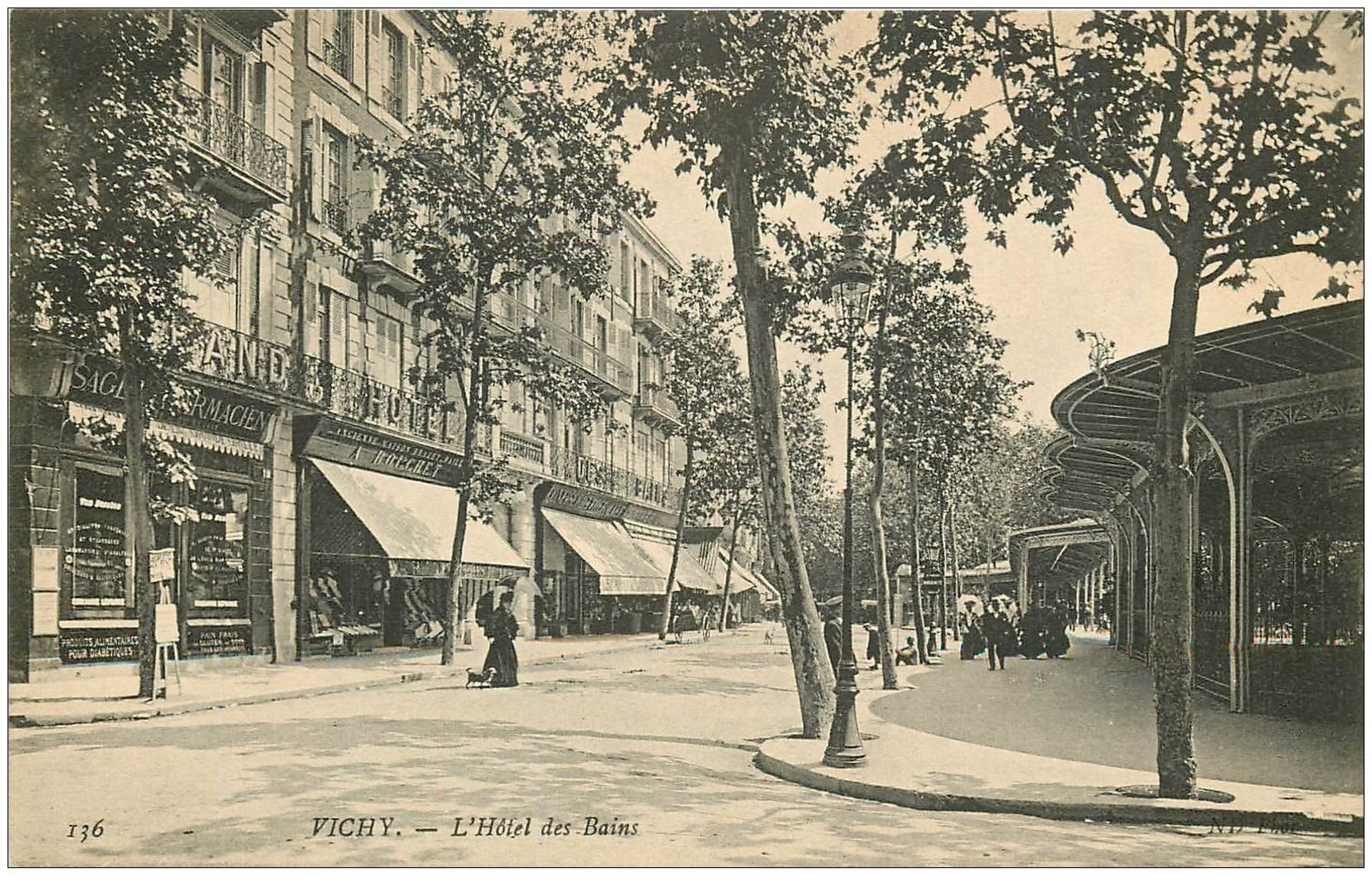 carte postale ancienne 03 VICHY. Hôtel des Bains et Pharmacie