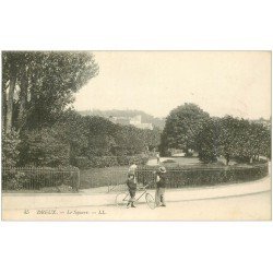 carte postale ancienne 28 DREUX. Cycliste devant le Square