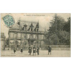 carte postale ancienne 28 DREUX. Ecoliers devant Sous-Préfecture 1905