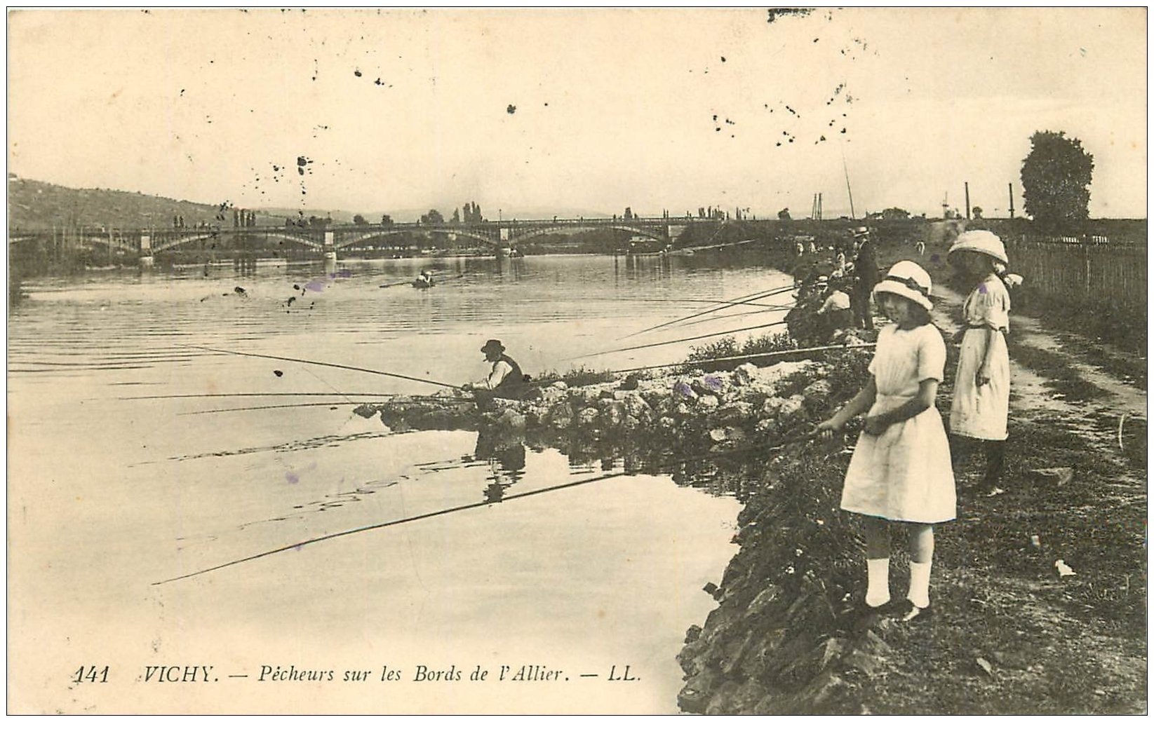 carte postale ancienne 03 VICHY. Jeunes Pêcheuses Bords de l'Allier 1915