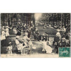 carte postale ancienne 03 VICHY. La détente dans un coin du Parc 1910