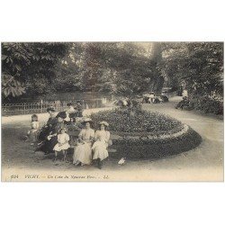 carte postale ancienne 03 VICHY. La détente dans un coin du Parc 1914