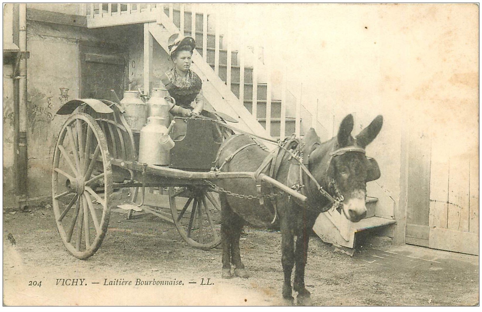 carte postale ancienne 03 VICHY. La Laitière Bourbonnaise 1906. Attelage Mule et Ane