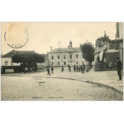 carte postale ancienne 28 EPERNON. Hôtel de Ville 1908 Café Français. Timbre absent