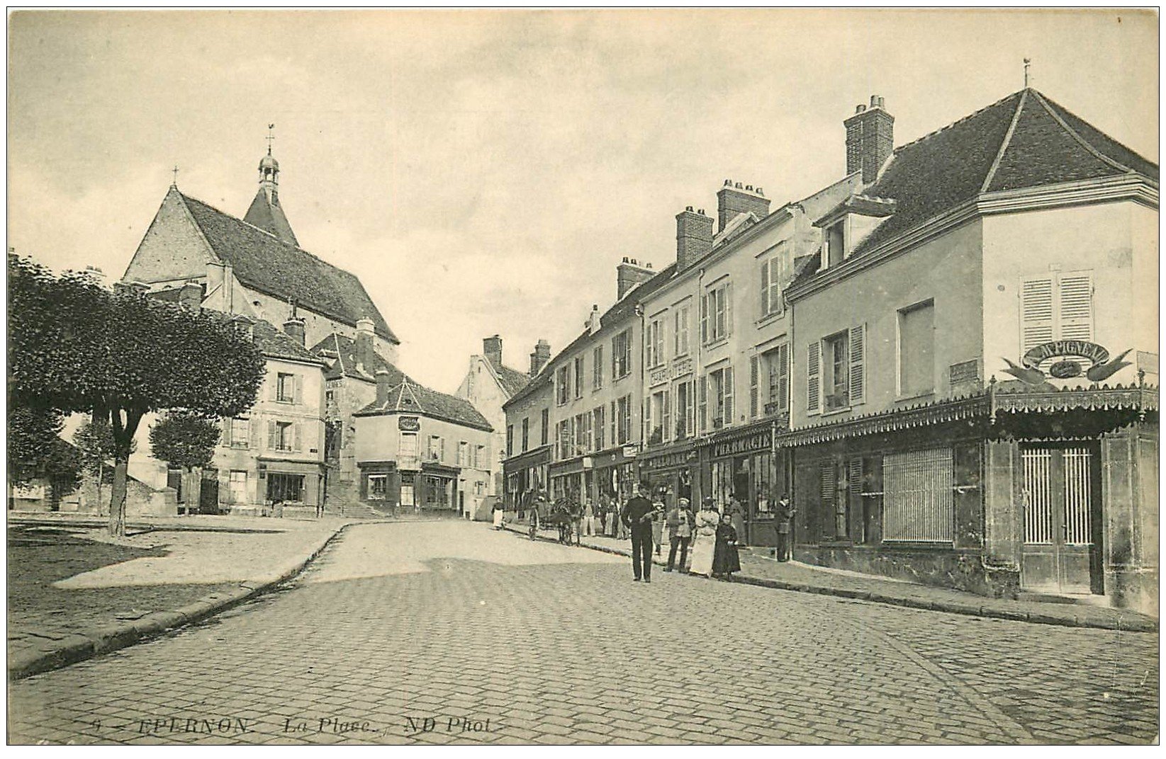28 EPERNON. La Place. Boucherie Pigneau, Charcuterie Delorme et Pharmacie...