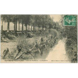 carte postale ancienne 28 LE ROULEBOIS. Pêcheur Route de Maintenon 1915
