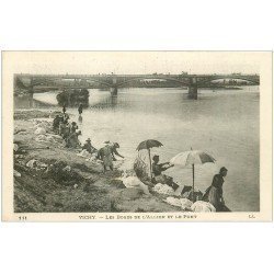 carte postale ancienne 03 VICHY. Lavandière et Laveuses sur l'Allier