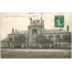 28 NEUVY-EN-BEAUCE. Mairie et Ecoles 1911 grosse animation