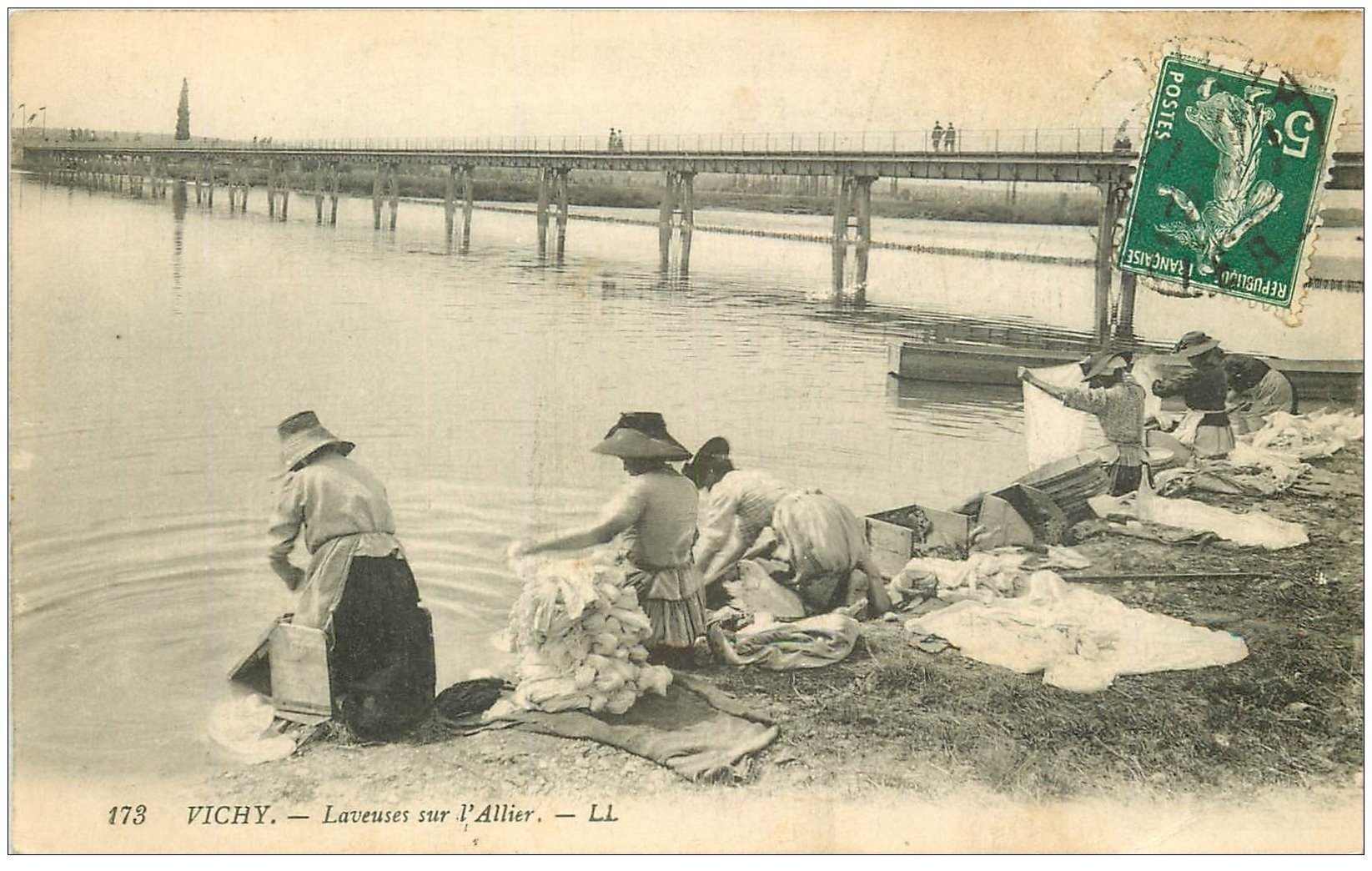 carte postale ancienne 03 VICHY. Laveuses Lavandières sur l'Allier 1912 (pli coin droit inférieur)