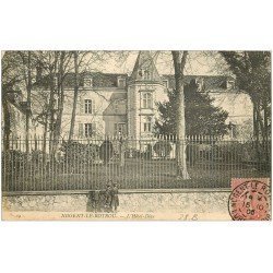 carte postale ancienne 28 NOGENT-LE-ROTROU. Ecoliers devant l'Hôtel-Dieu 1905