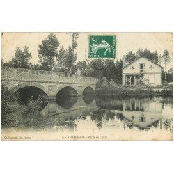 carte postale ancienne 28 VILLEMEUX. Personnes sur le Pont et Bords de l'Eure 1909