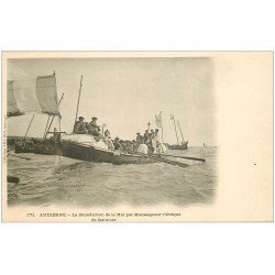 carte postale ancienne 29 AUDIERNE. La Bénédiction de la Mer mar l'Evêque de Quimper vers 1900