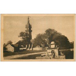 carte postale ancienne 29 BERVEN. Fontaine et Eglise 1950