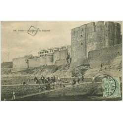 carte postale ancienne 29 BREST. La Baignade et le Château 1907