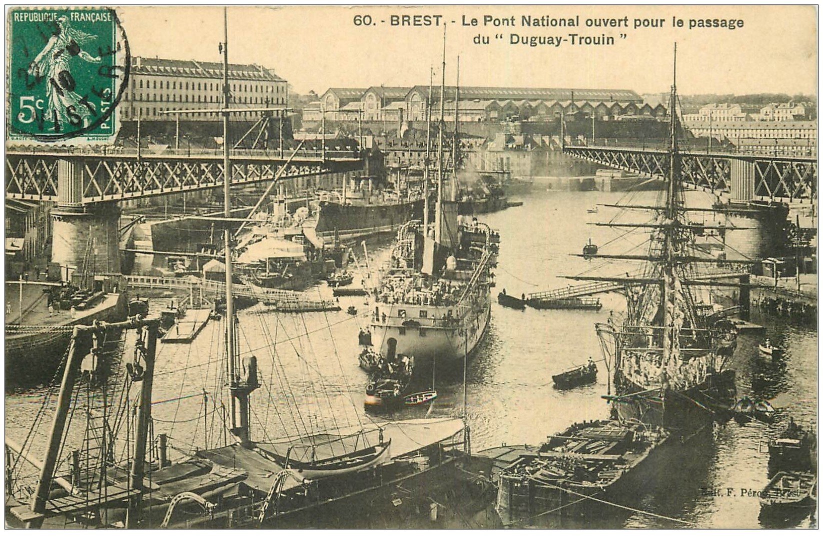 carte postale ancienne 29 BREST. Passage du Duguay-Trouin sous Pont National ouvert 1910