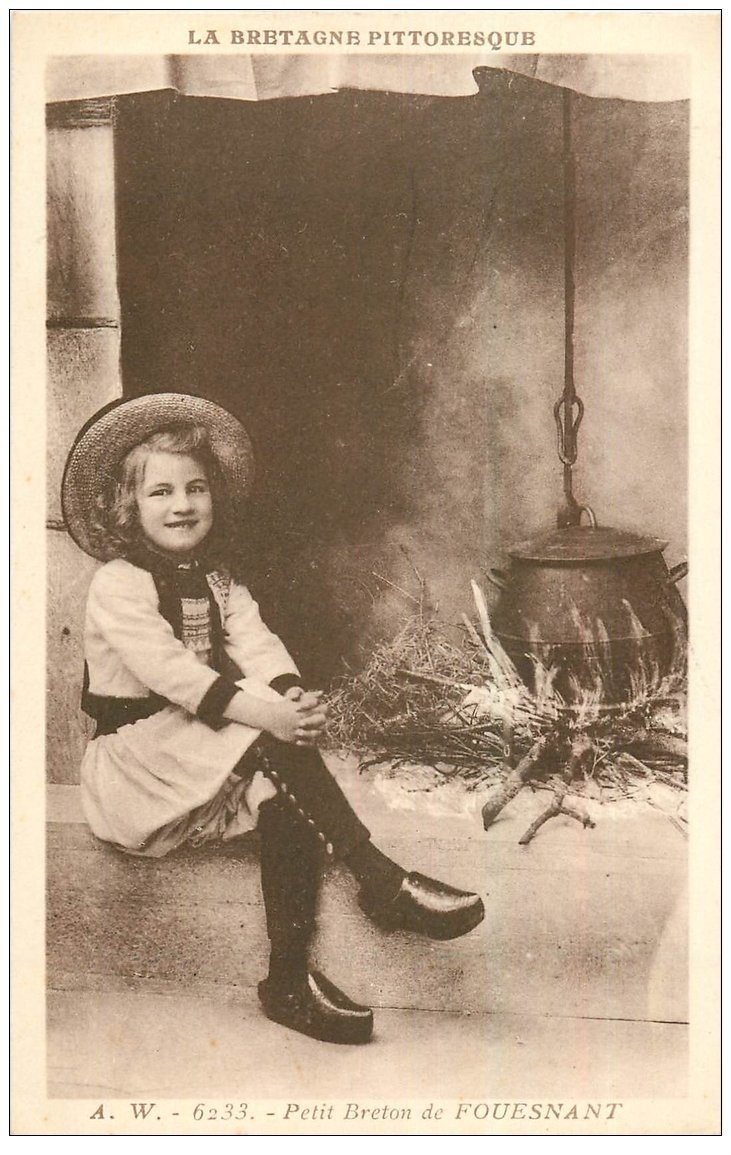 carte postale ancienne 29 FOUESNANT. Petit Breton près Cheminée