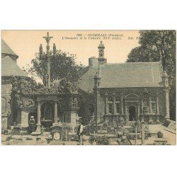carte postale ancienne 29 GUIMILAU. Ossuaire et Calvaire animation