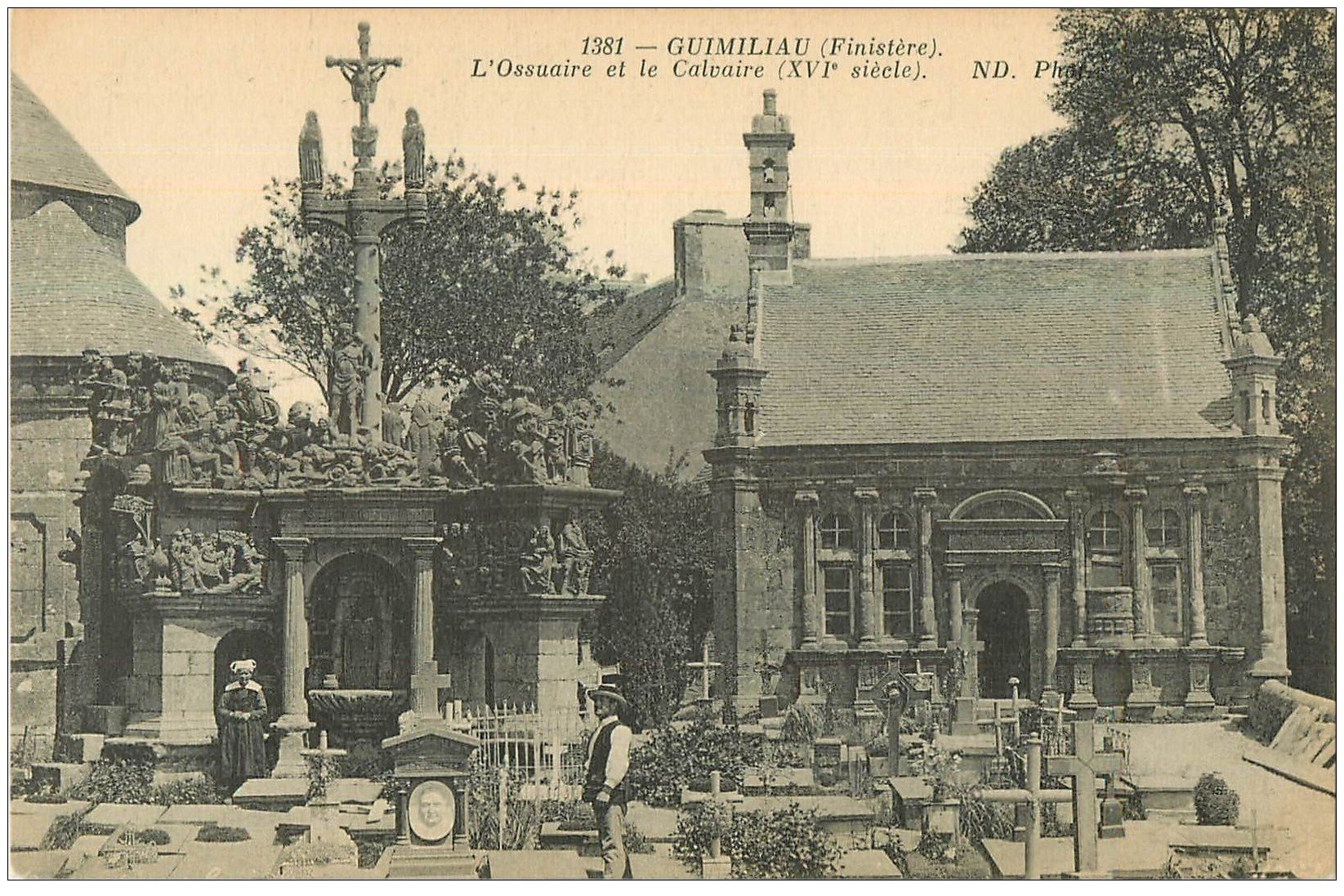 29 GUIMILIAU. Ossuaire et Calvaire animation