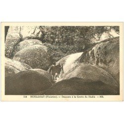 carte postale ancienne 29 HUELGOAT. Enfants descente Grotte du Diable