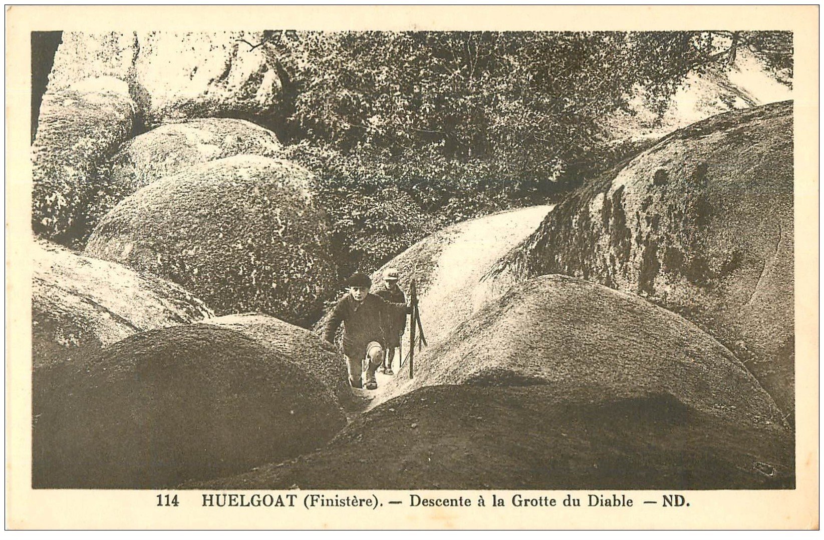 carte postale ancienne 29 HUELGOAT. Enfants descente Grotte du Diable