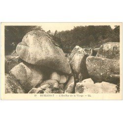 carte postale ancienne 29 HUELGOAT. Oreiller de la Vierge. Personnage sur Rocher
