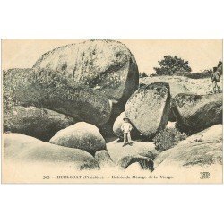 carte postale ancienne 29 HUELGOAT. Personnage Ménage de la Vierge. Rochers 1922