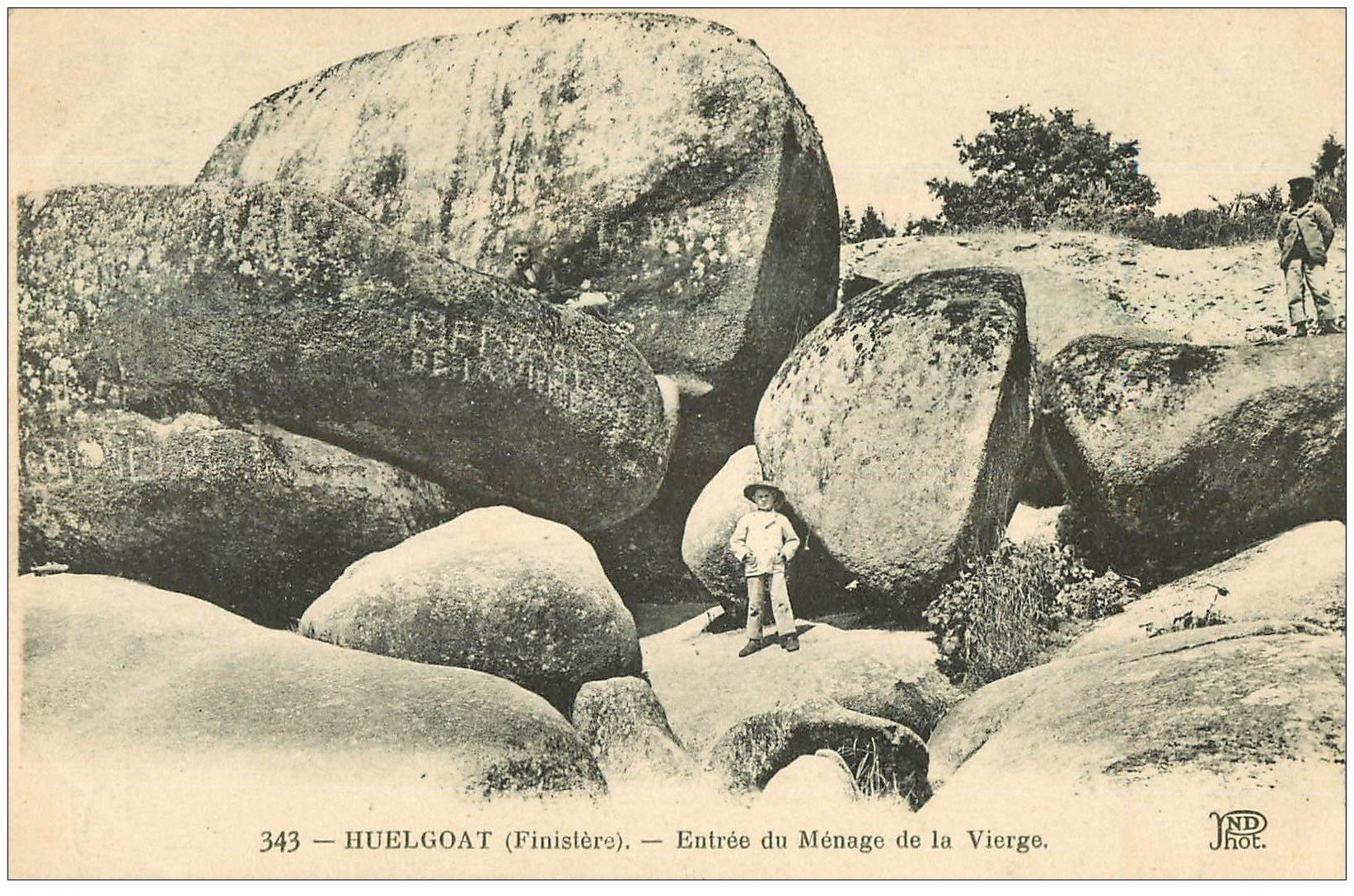 carte postale ancienne 29 HUELGOAT. Personnage Ménage de la Vierge. Rochers 1922
