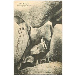 carte postale ancienne 29 HUELGOAT. Personnage Rocher Ménage de la Vierge. Tampon Infanterie
