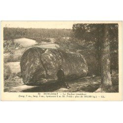 carte postale ancienne 29 HUELGOAT. Personnage sur Rocher Tremblant