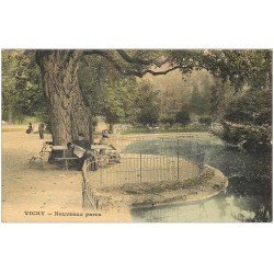 carte postale ancienne 03 VICHY. Nouveaux Parc. Curé lisant un journal 1915