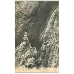 carte postale ancienne 29 LA POINTE DU RAZ. Gamin sur Baie des Trépassés
