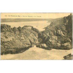 carte postale ancienne 29 LA POINTE DU RAZ. Les Tunnels Baie des Trépassés 1933