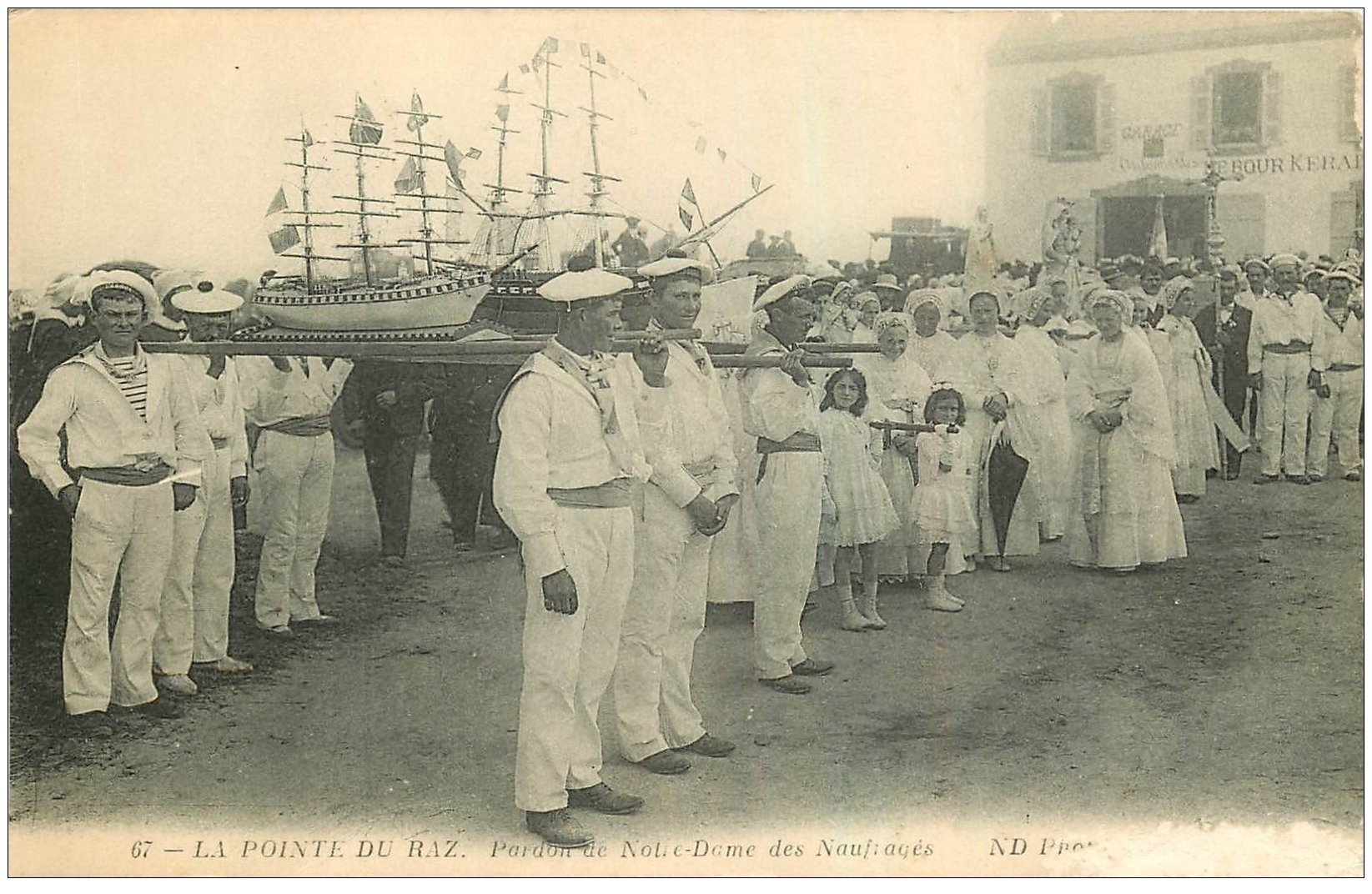 29 LA POINTE DU RAZ. Pardon Notre-Dame des Naufragés. Bateaux miniatures maquettes