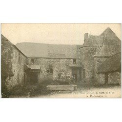 carte postale ancienne 29 LANDERNEAU. Animation Cour Manoir du Roual 1910