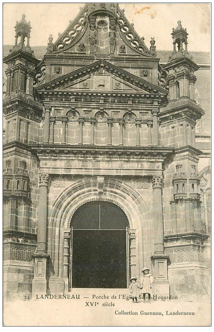 carte postale ancienne 29 LANDERNEAU. Porche Eglise Saint-Houardon avec Fillettes