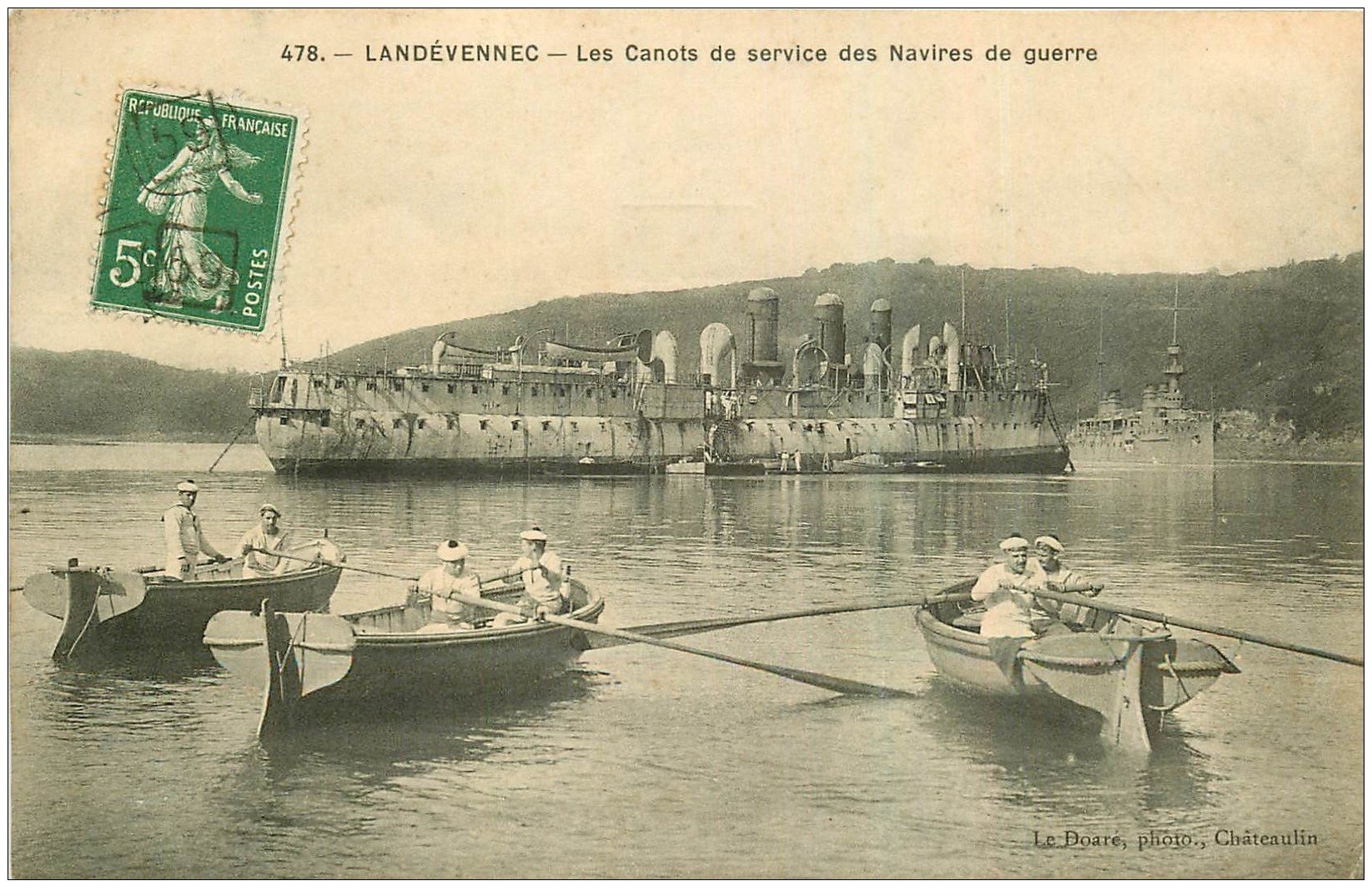 carte postale ancienne 29 LANDEVENNEC. Canots Navires de Guerre. marins et Bateau Marine