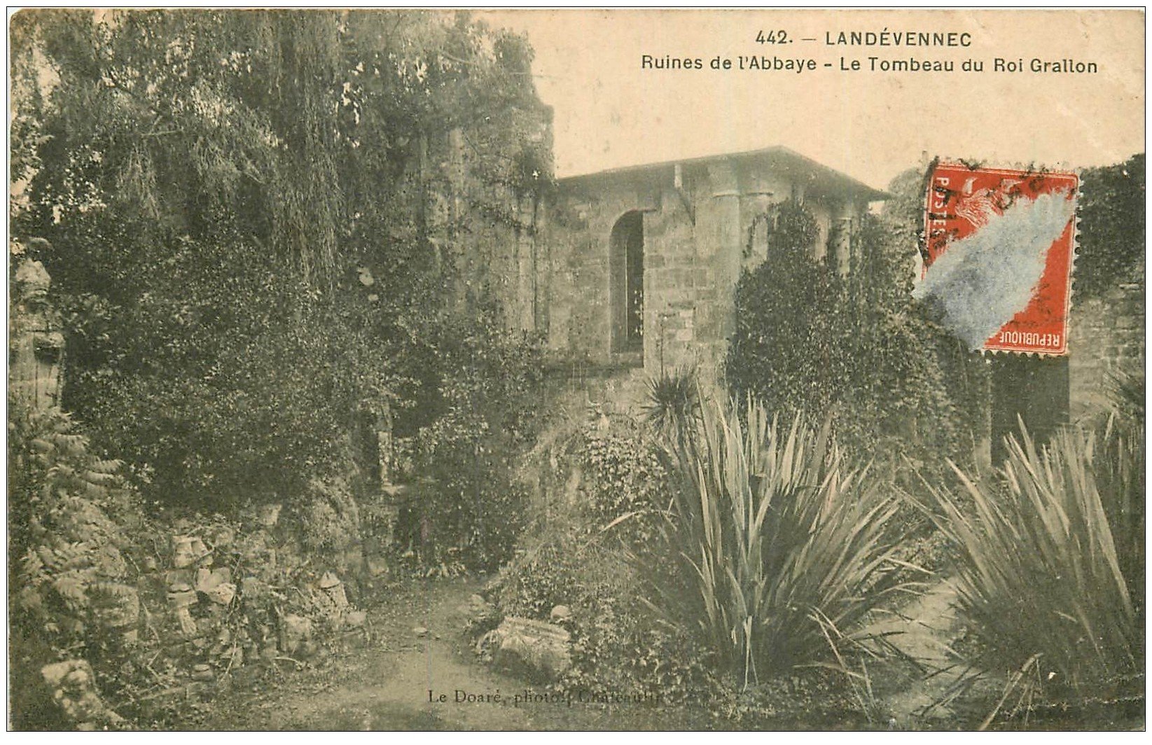 carte postale ancienne 29 LANDEVENNEC. Tombeau Roi Grallon Abbaye