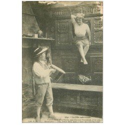 carte postale ancienne 29 LIT-CLOS A ETAGE. La Fille embarassée 1919 (défaut)