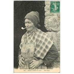 carte postale ancienne 29 MOEURS BRETONS. Femme fumant la pipe 1914