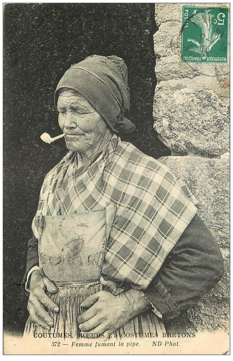 carte postale ancienne 29 MOEURS BRETONS. Femme fumant la pipe 1914