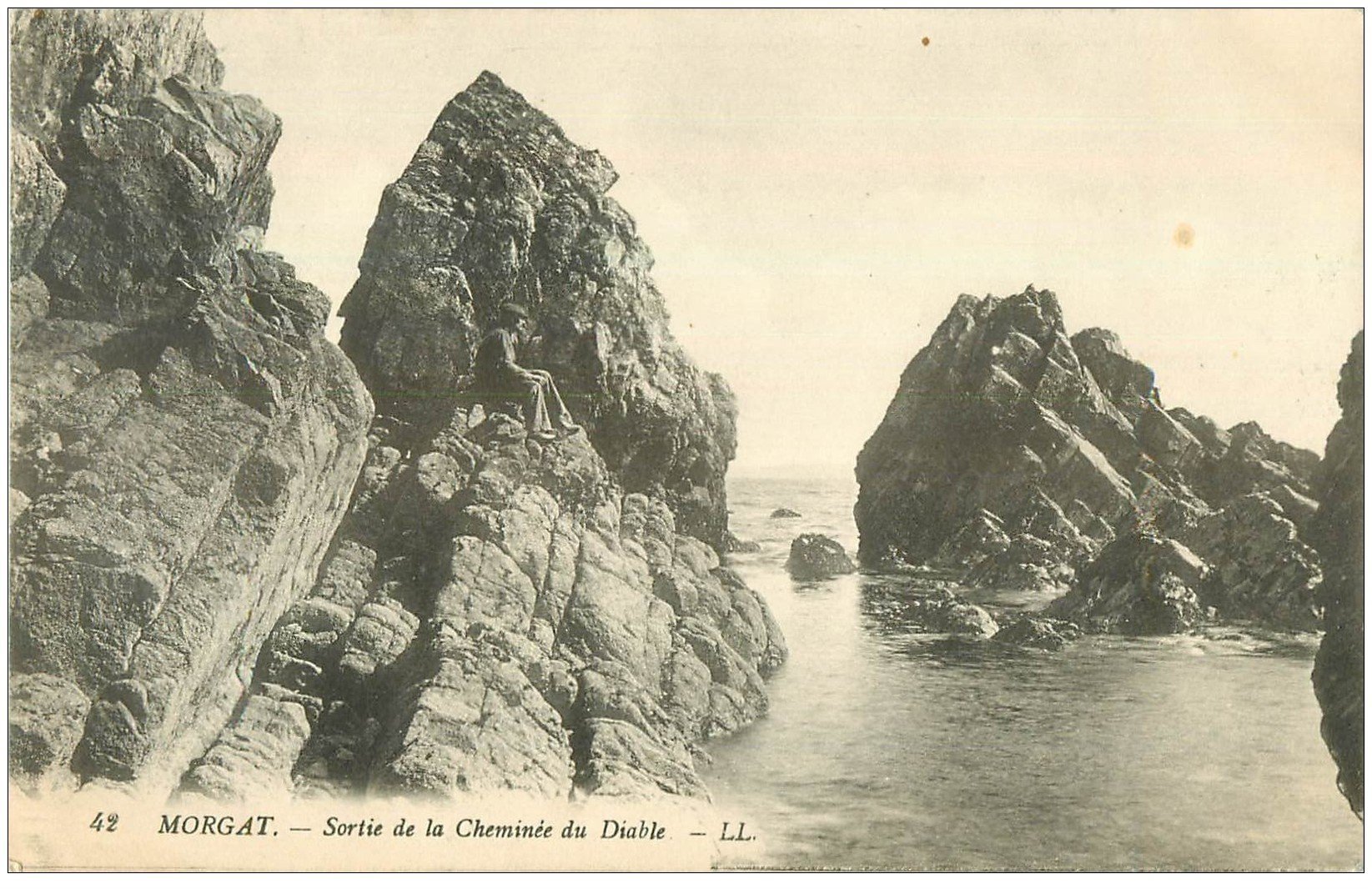 carte postale ancienne 29 MORGAT. Personnage assis Cheminée du Diable