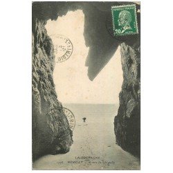 carte postale ancienne 29 MORGAT. Personnage Grotte de l'Aiguille 1926