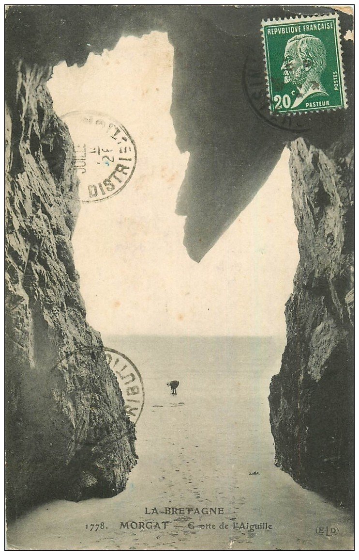 carte postale ancienne 29 MORGAT. Personnage Grotte de l'Aiguille 1926